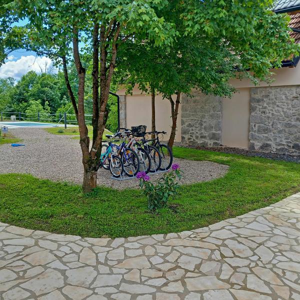 Stalak s biciklima pokraj kuće
