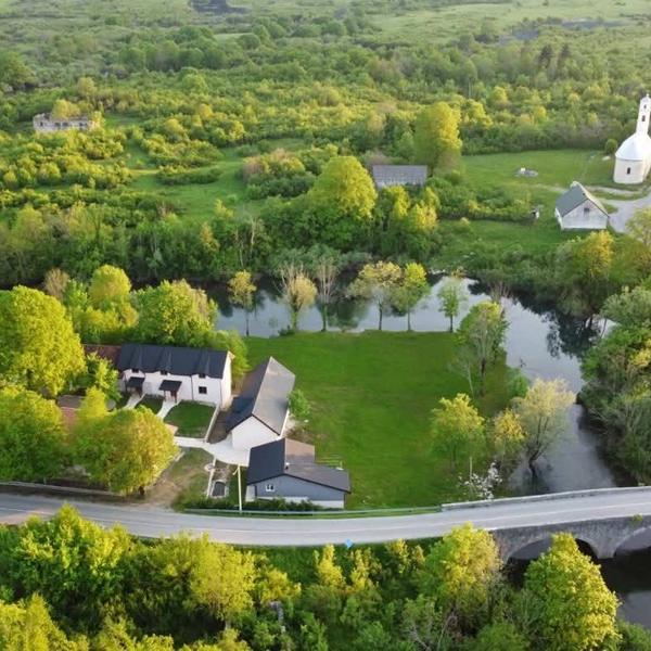 Zračni pogled na imanje Artemis uz rijeku Jesenicu
