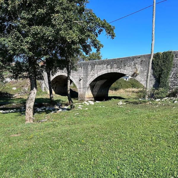 Stari kameni most na rijeci