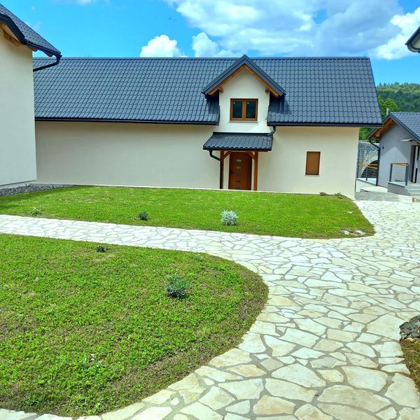 Kuća za odmor s kamenom stazom i uređenim travnjakom