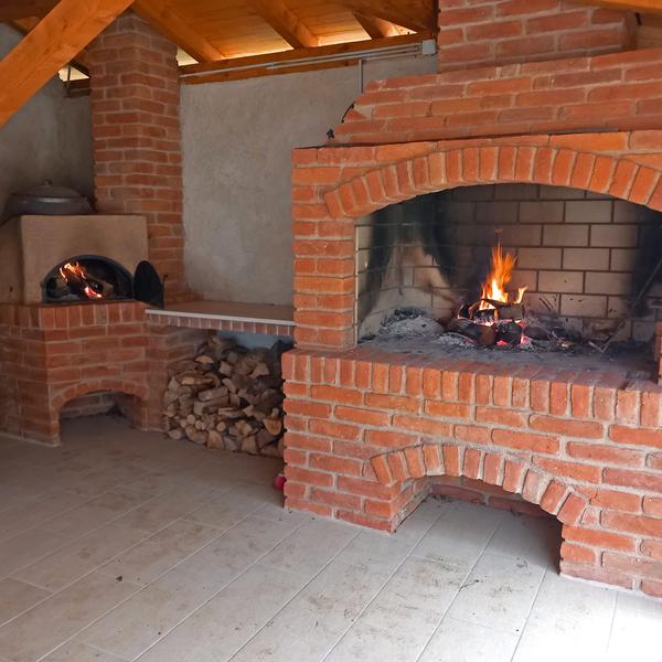 Zidani roštilj i krušna peć u ljetnoj kuhinji