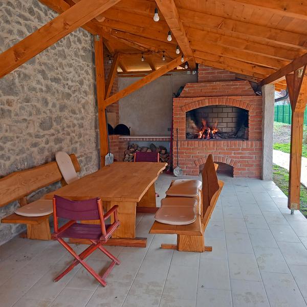 Stol za druženje ispod drvenog krovišta