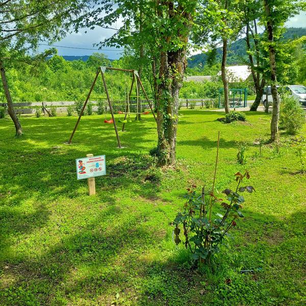 Ljuljačke na livadi pod krošnjama