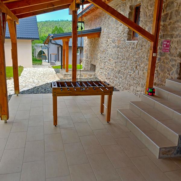 Terasa kamene kuće sa stolnim nogometom