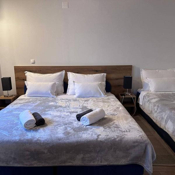 Spavaća soba s bračnim i pomoćnim krevetom