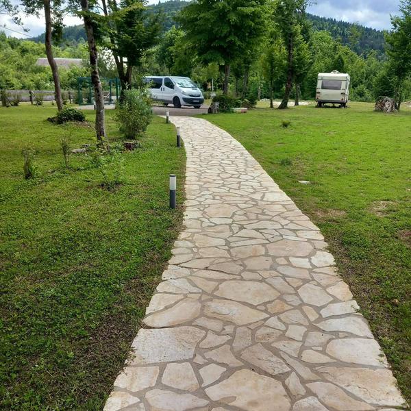 Popločena staza kroz zelenilo imanja