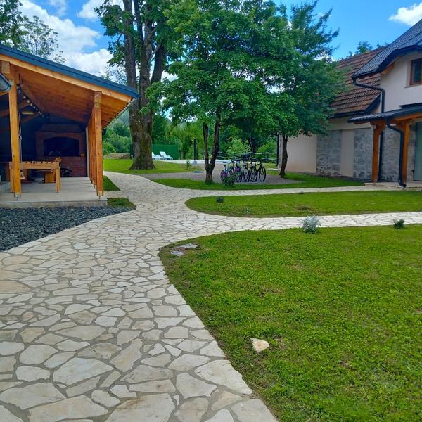 Kamena staza između ljetne kuhinje i kuće