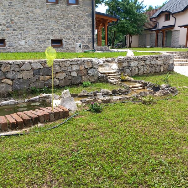 Vrtni potočić i kameni zid