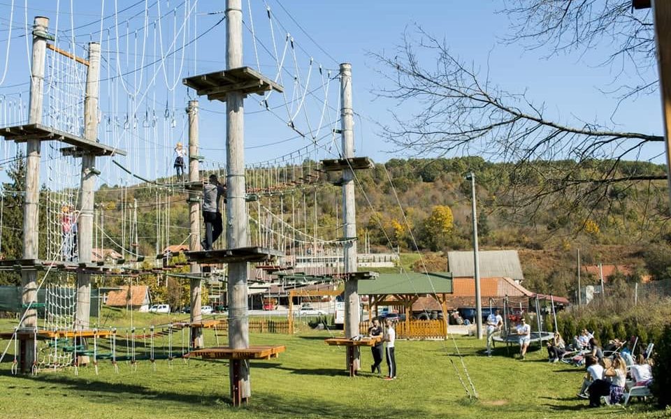 Poligon s užadi i platformama u Adrenalinskom parku Ogi