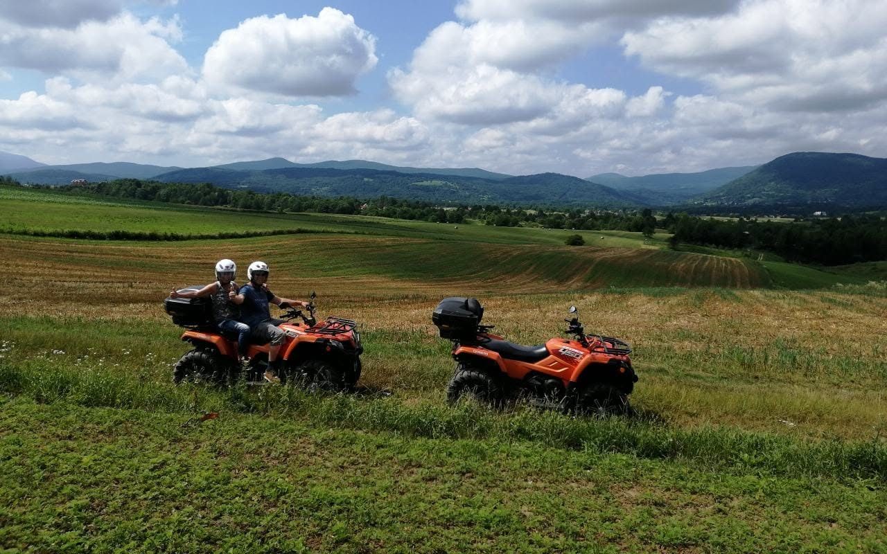 Dva quada na livadi s pogledom na ličke planine