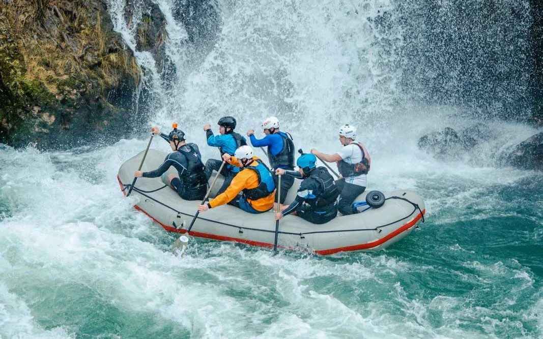 Rafting čamac ispod slapa na rijeci Korani